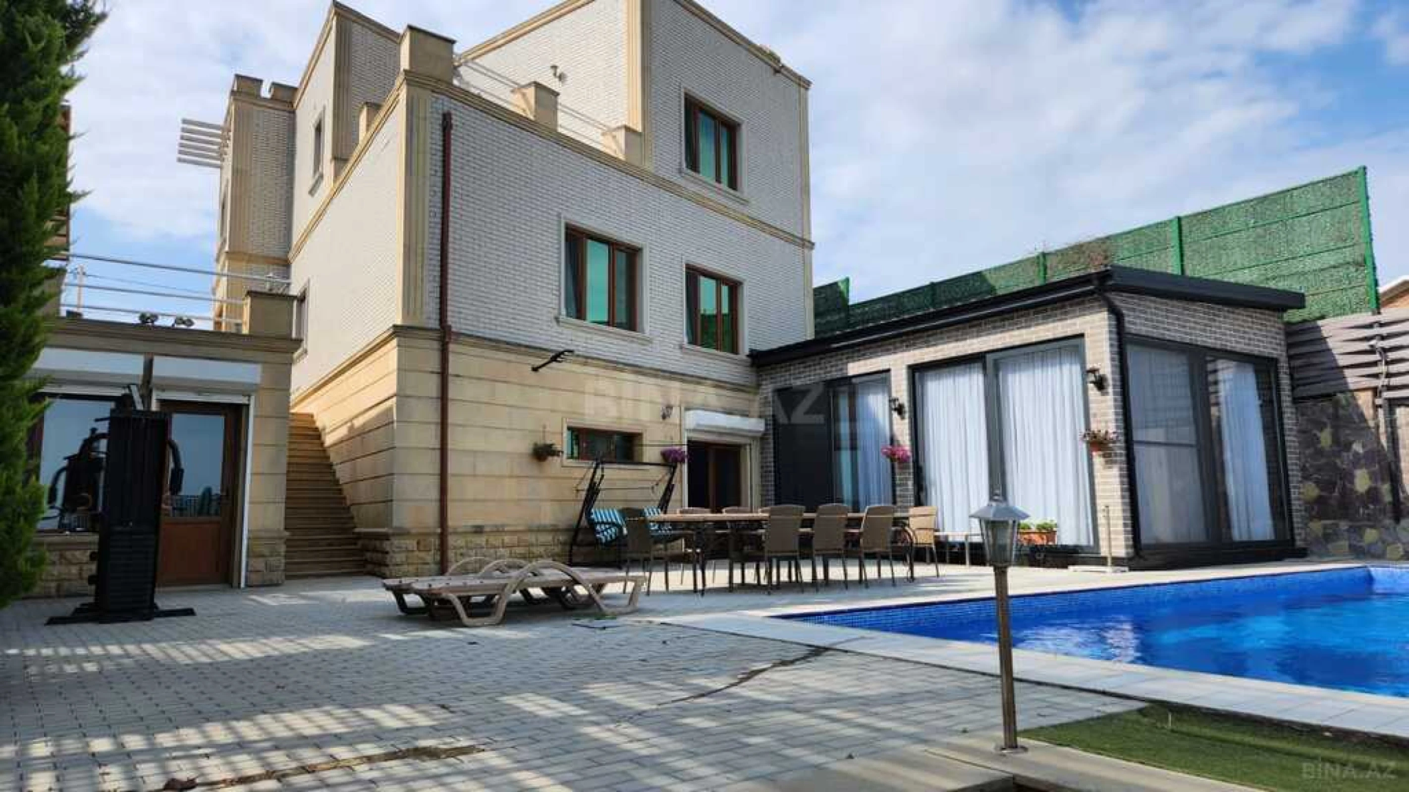 Satılır 6 otaqlı həyət evi 330 m²
