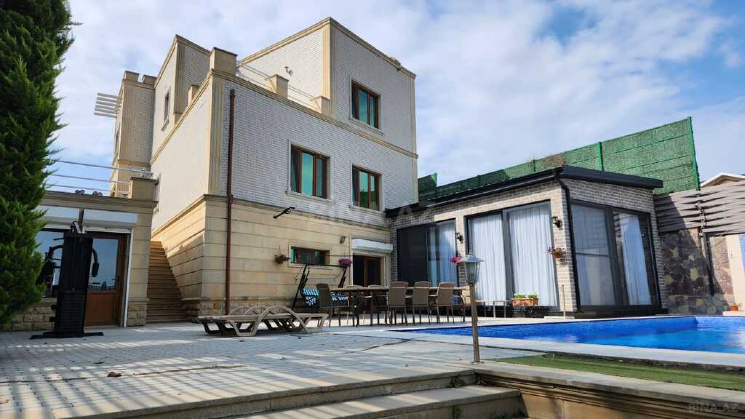 Satılır 6 otaqlı həyət evi 330 m²