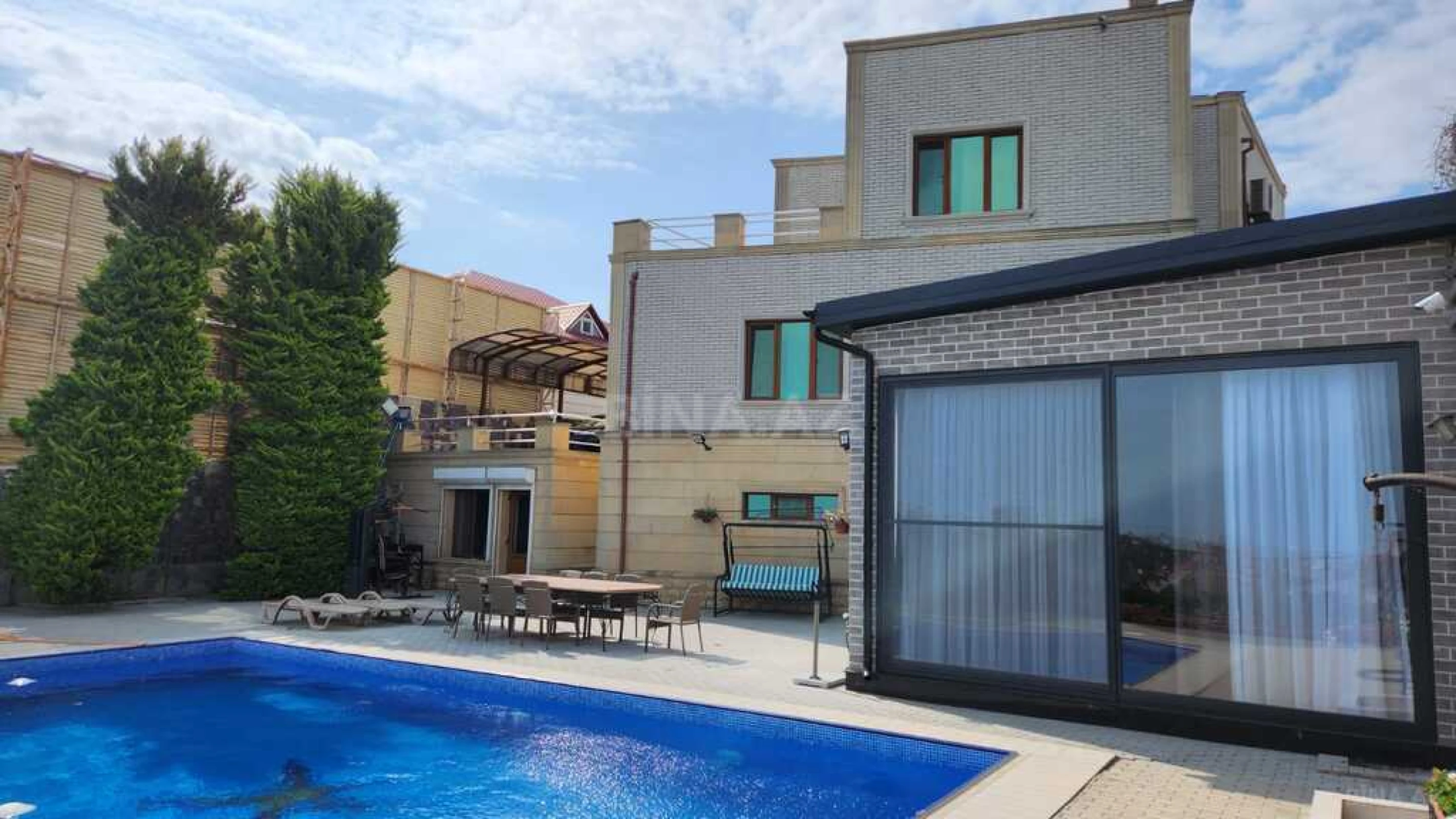 Satılır 6 otaqlı həyət evi 330 m²
