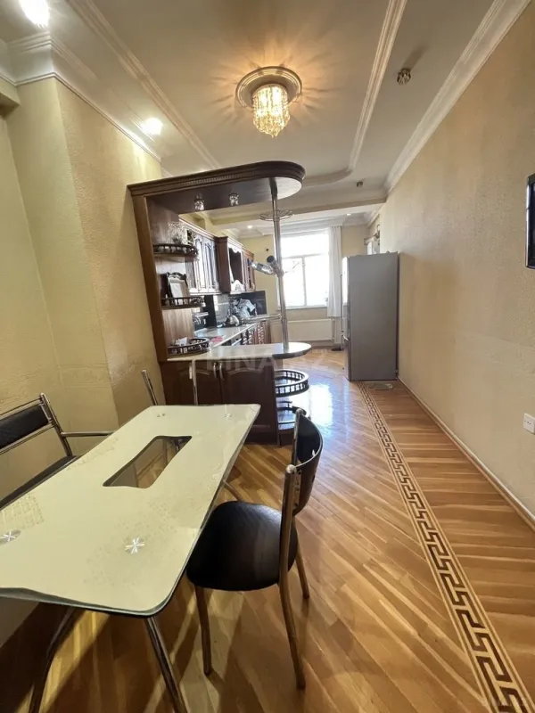 Satılır 3 otaqlı mənzil 130 m²