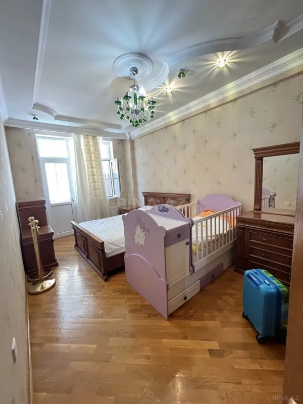 Satılır 3 otaqlı mənzil 130 m²