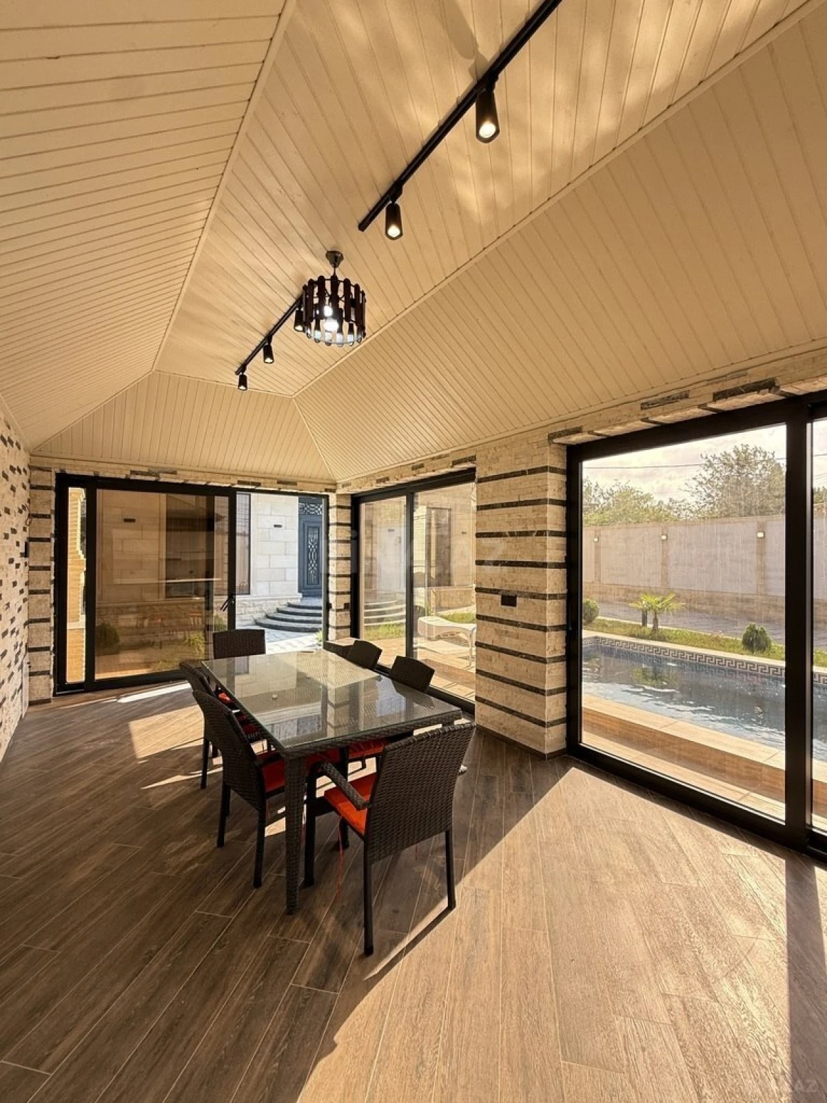 Satılır 5 otaqlı həyət evi 250 m²