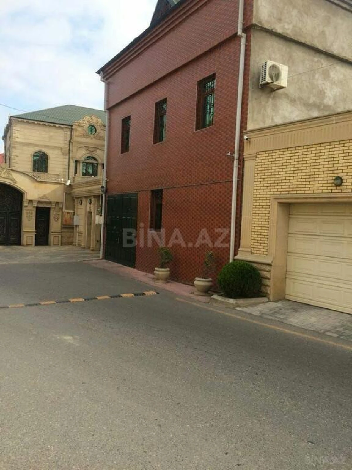 Satılır 8 otaqlı həyət evi 350 m²