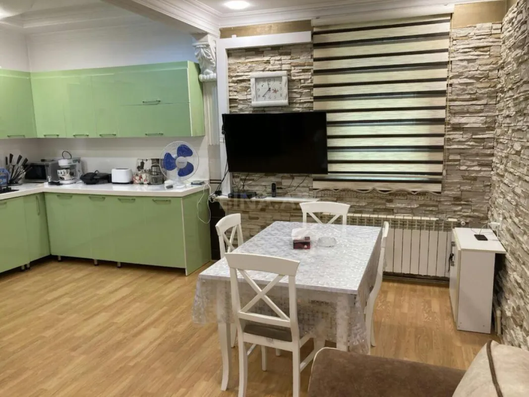 Satılır 8 otaqlı həyət evi 350 m²