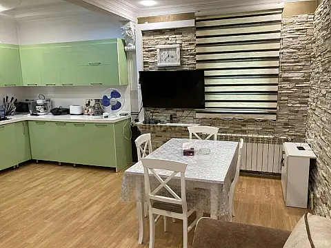 Satılır 8 otaqlı həyət evi 350 m²