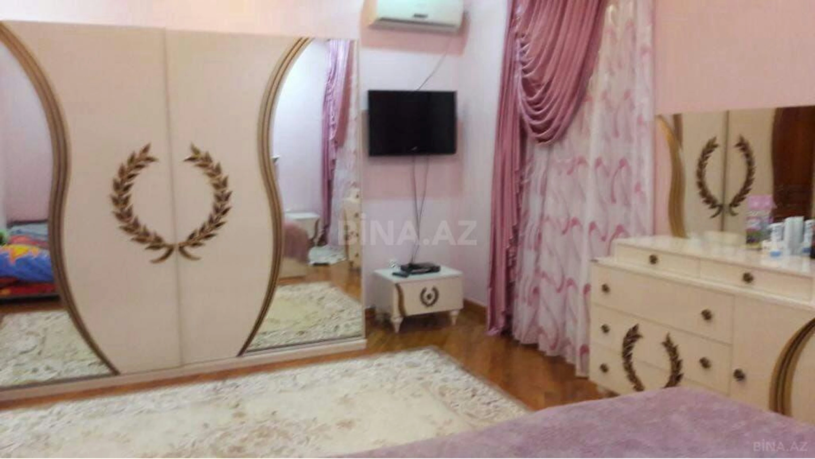Satılır 8 otaqlı həyət evi 350 m²