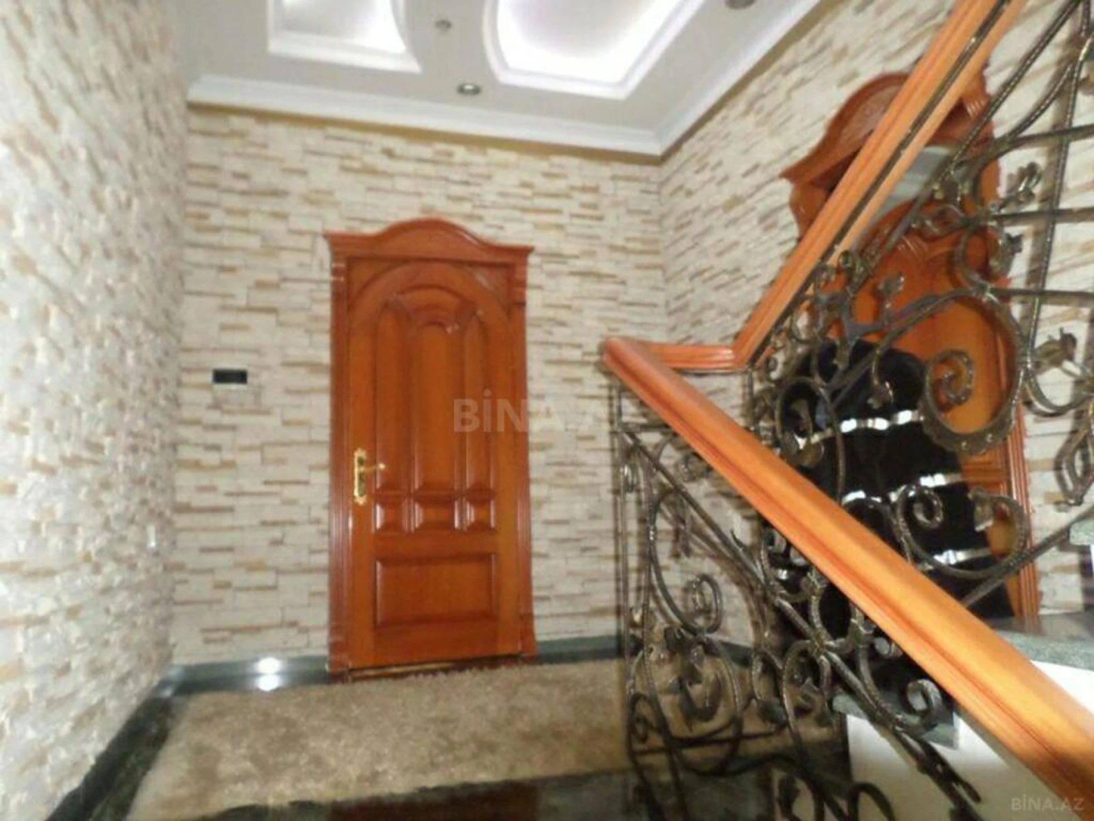 Satılır 8 otaqlı həyət evi 350 m²