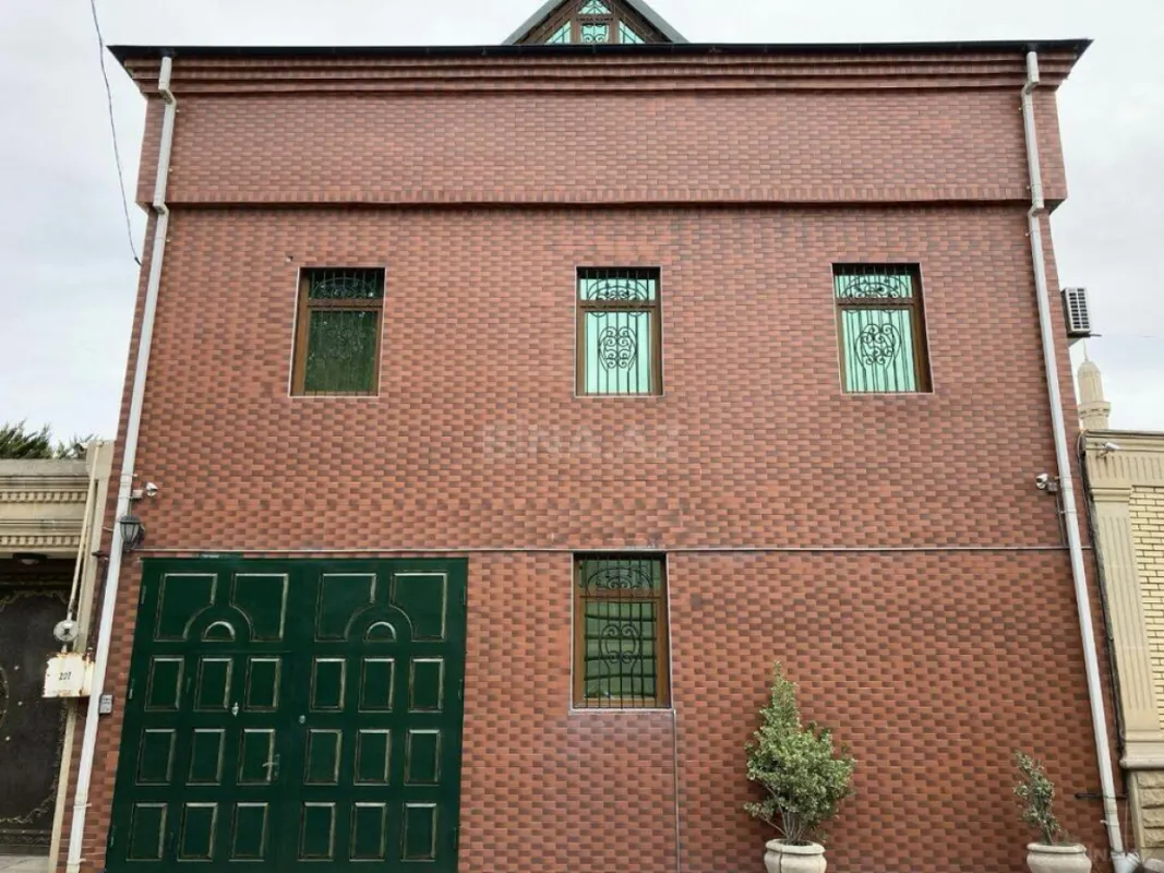 Satılır 8 otaqlı həyət evi 350 m²