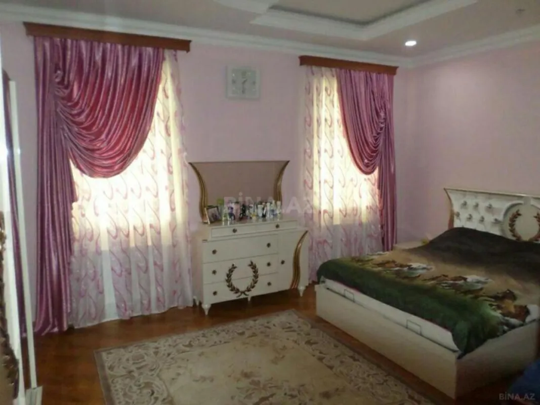 Satılır 8 otaqlı həyət evi 350 m²