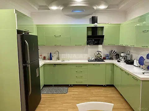 Satılır 8 otaqlı həyət evi 350 m²