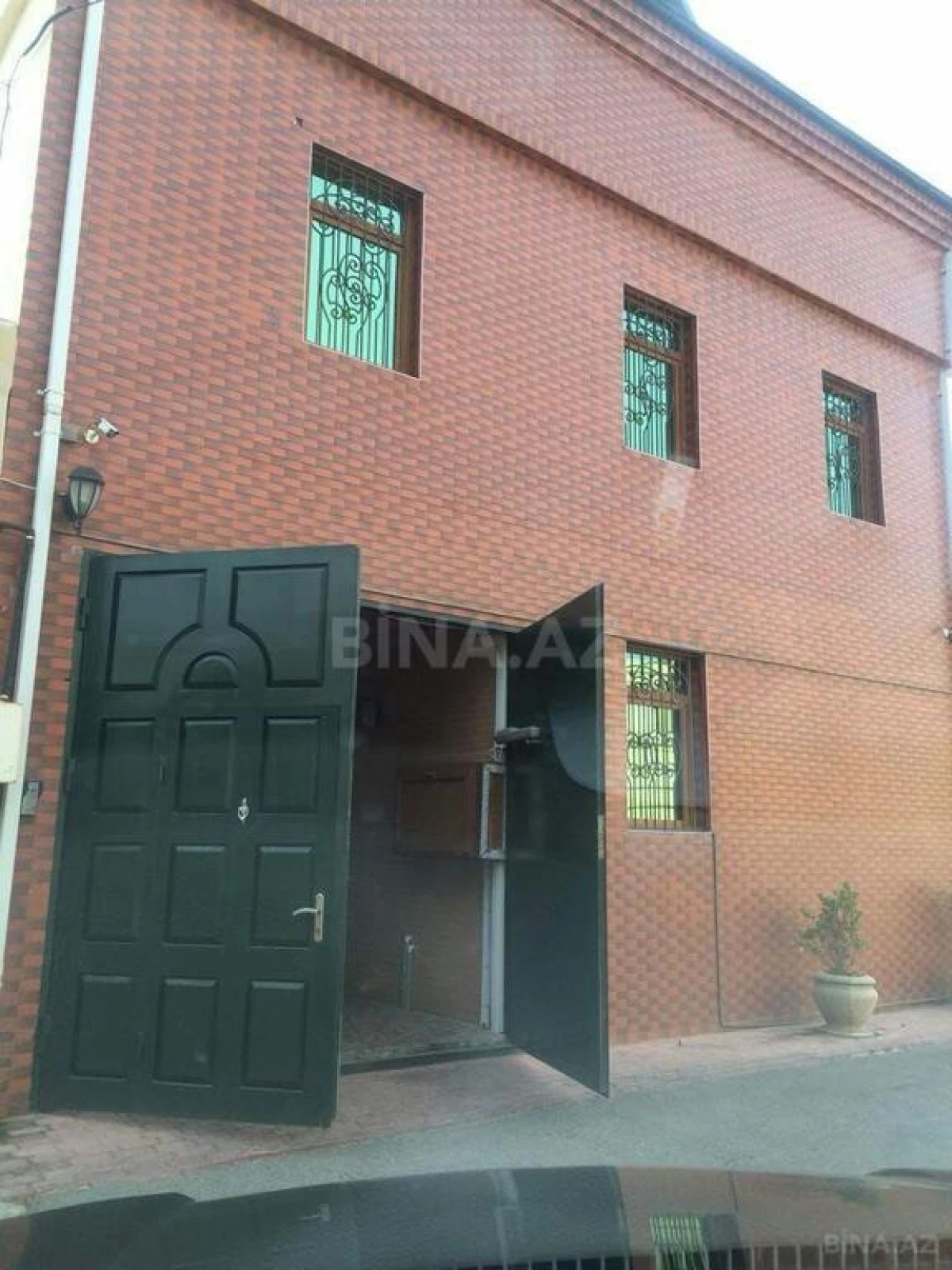 Satılır 8 otaqlı həyət evi 350 m²