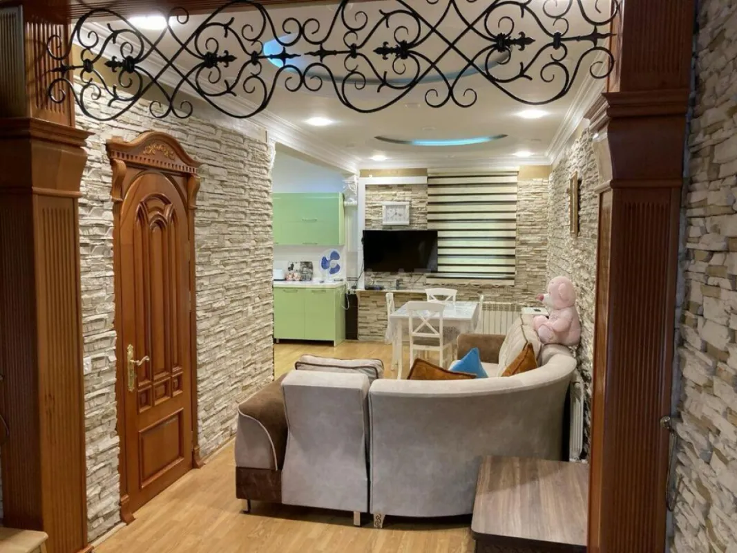Satılır 8 otaqlı həyət evi 350 m²