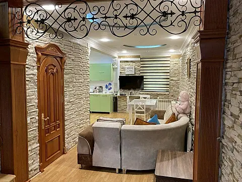 Satılır 8 otaqlı həyət evi 350 m²