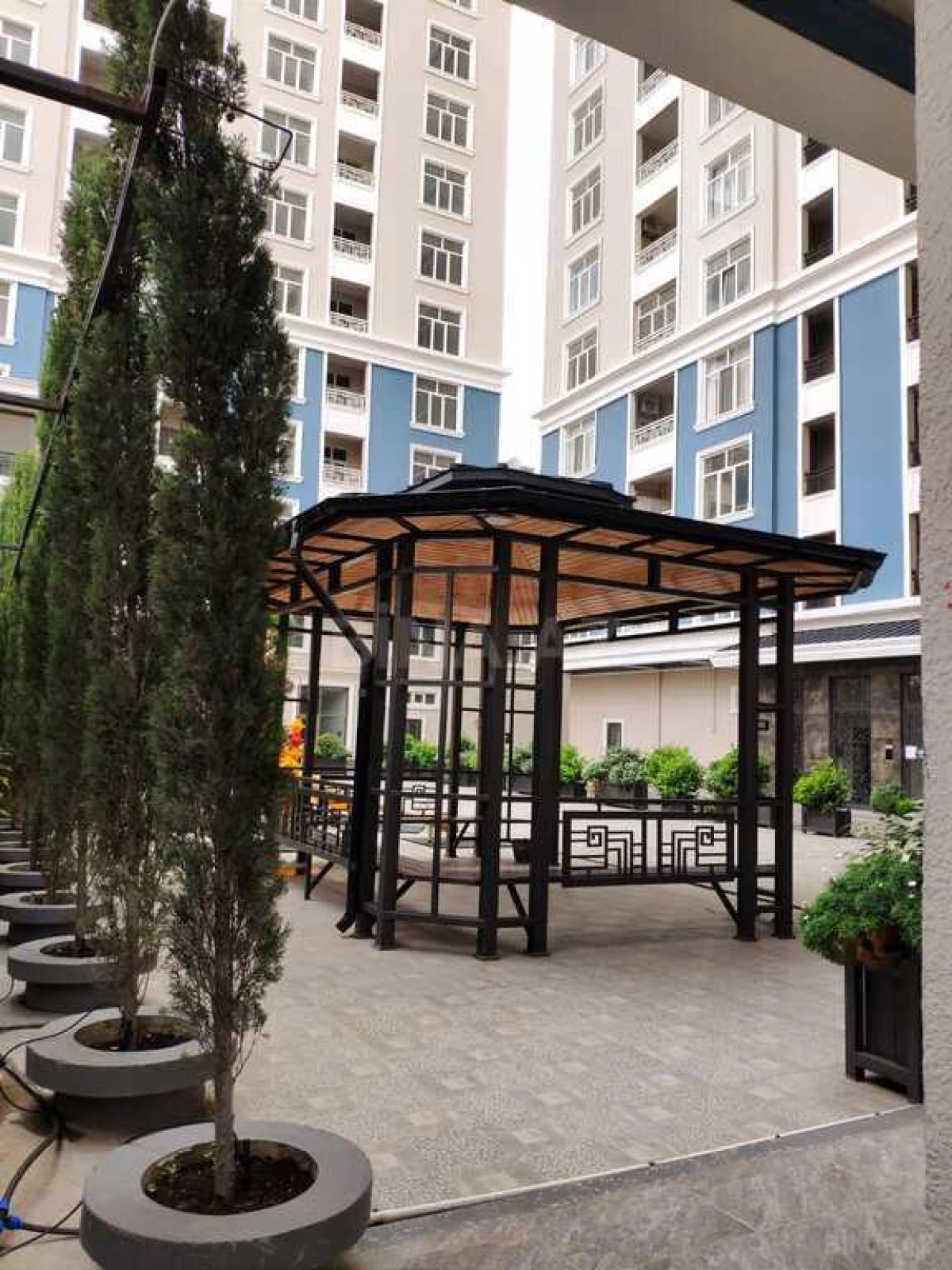 Satılır 5 otaqlı mənzil 272 m²