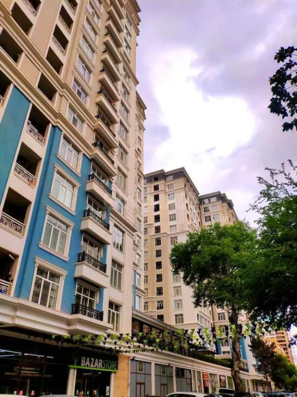 Satılır 5 otaqlı mənzil 272 m²