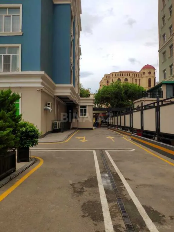 Satılır 5 otaqlı mənzil 272 m²