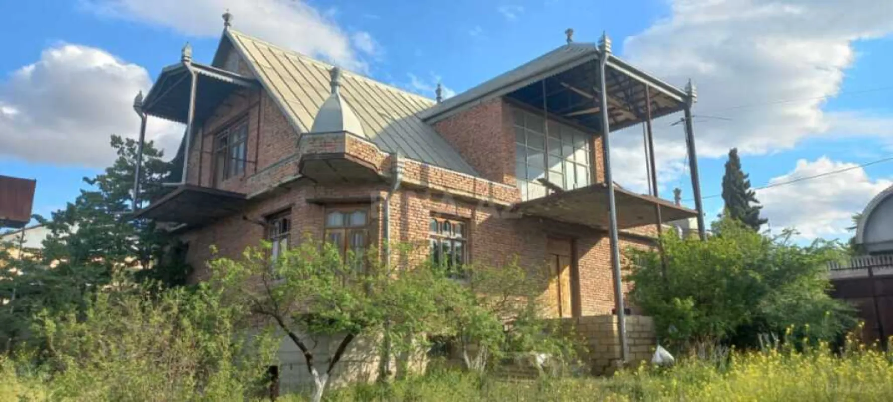 Satılır 8 otaqlı həyət evi 300 m²