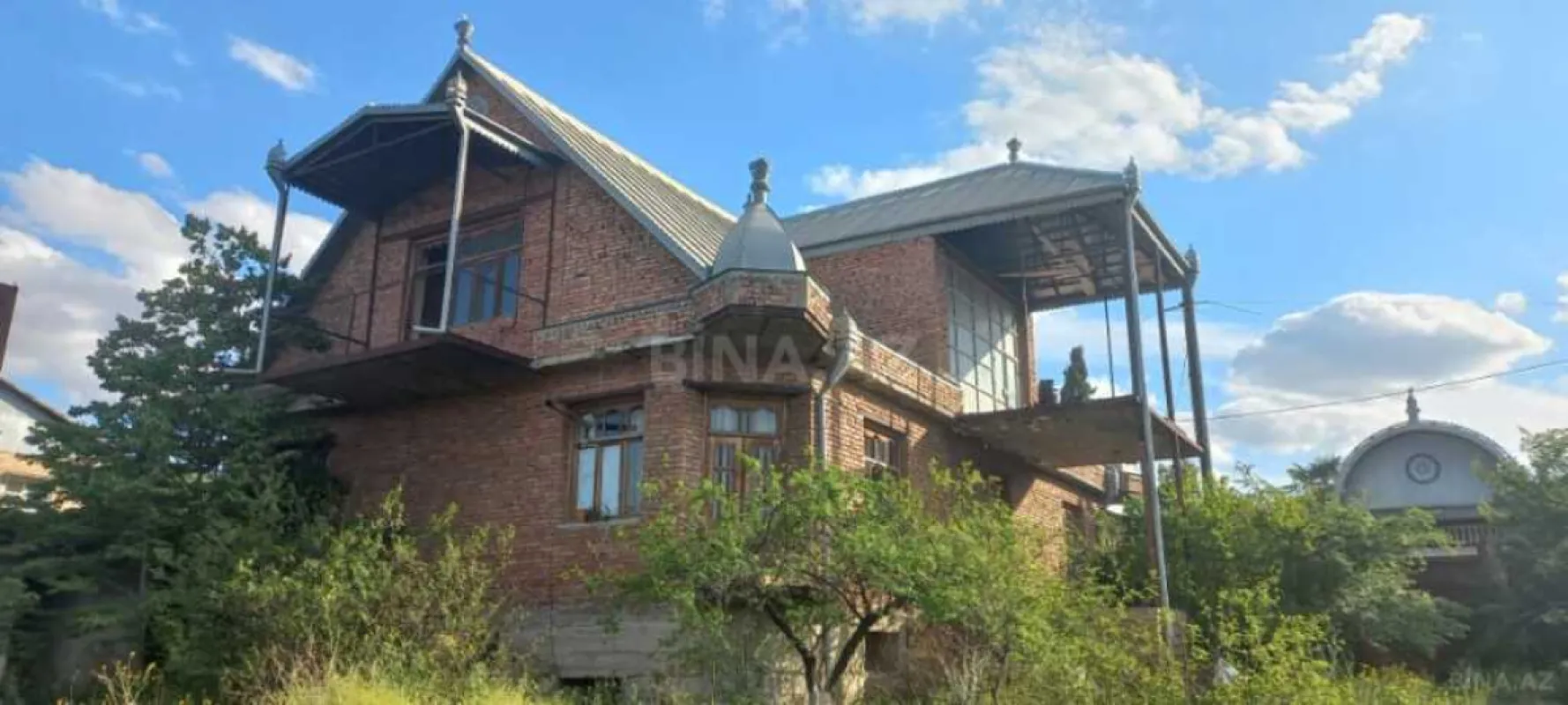 Satılır 8 otaqlı həyət evi 300 m²