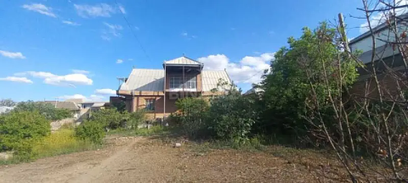 Satılır 8 otaqlı həyət evi 300 m²