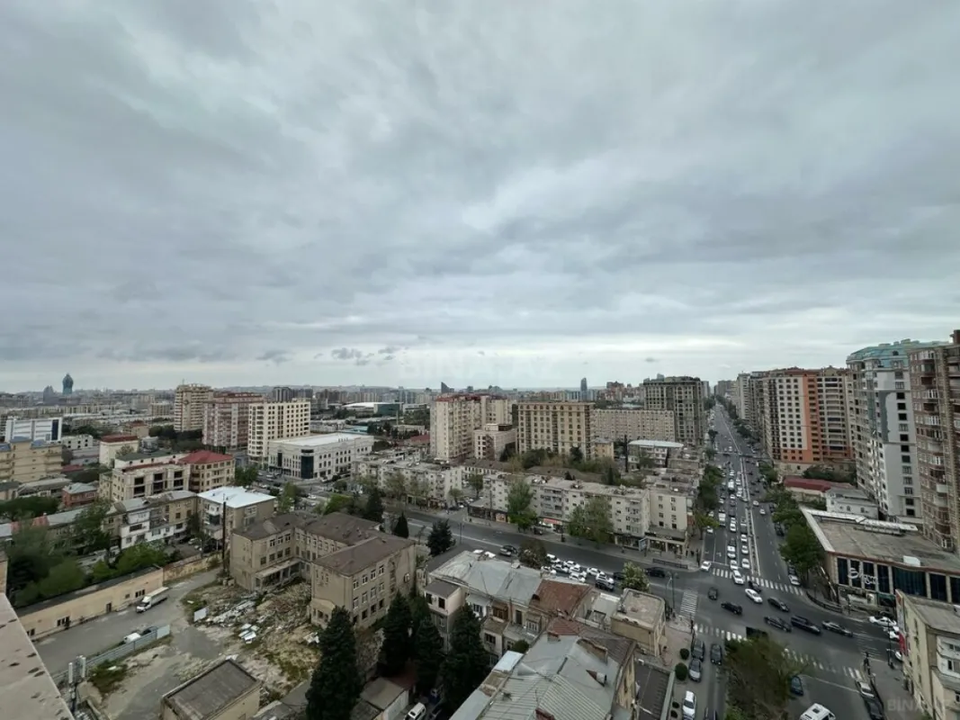 Satılır 4 otaqlı mənzil 185 m²