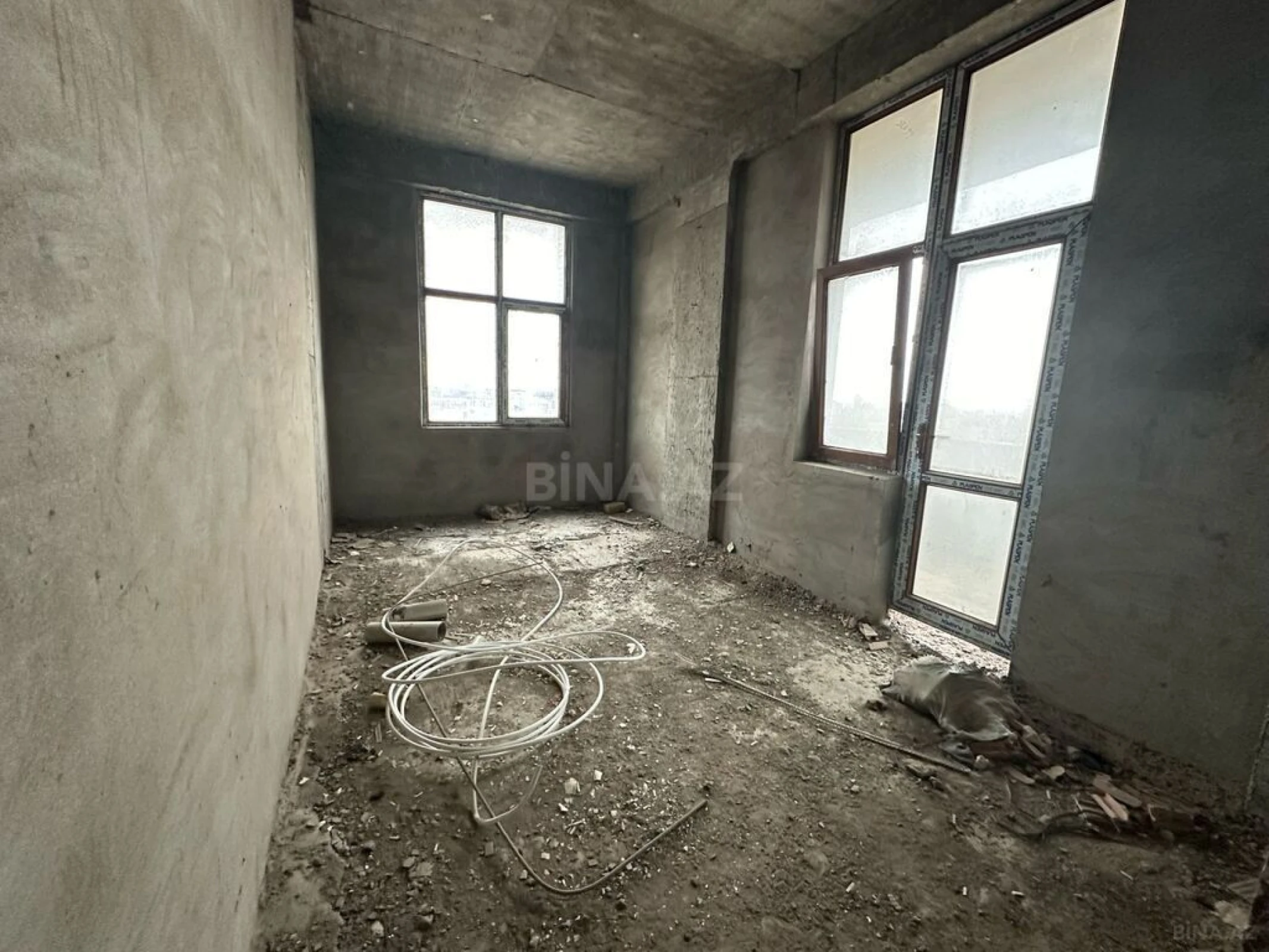Satılır 4 otaqlı mənzil 185 m²