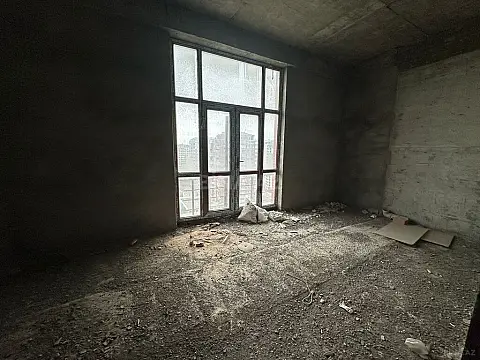 Satılır 4 otaqlı mənzil 185 m²