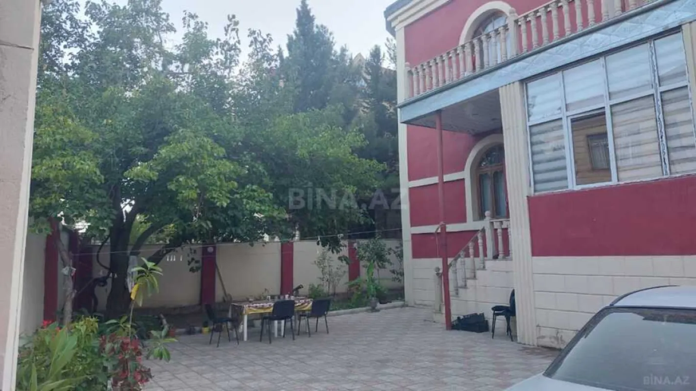 Satılır 9 otaqlı həyət evi 600 m²