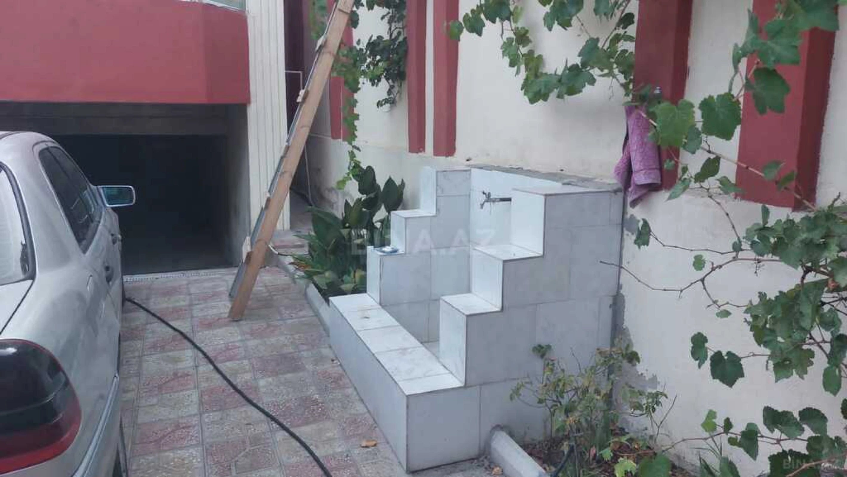 Satılır 9 otaqlı həyət evi 600 m²