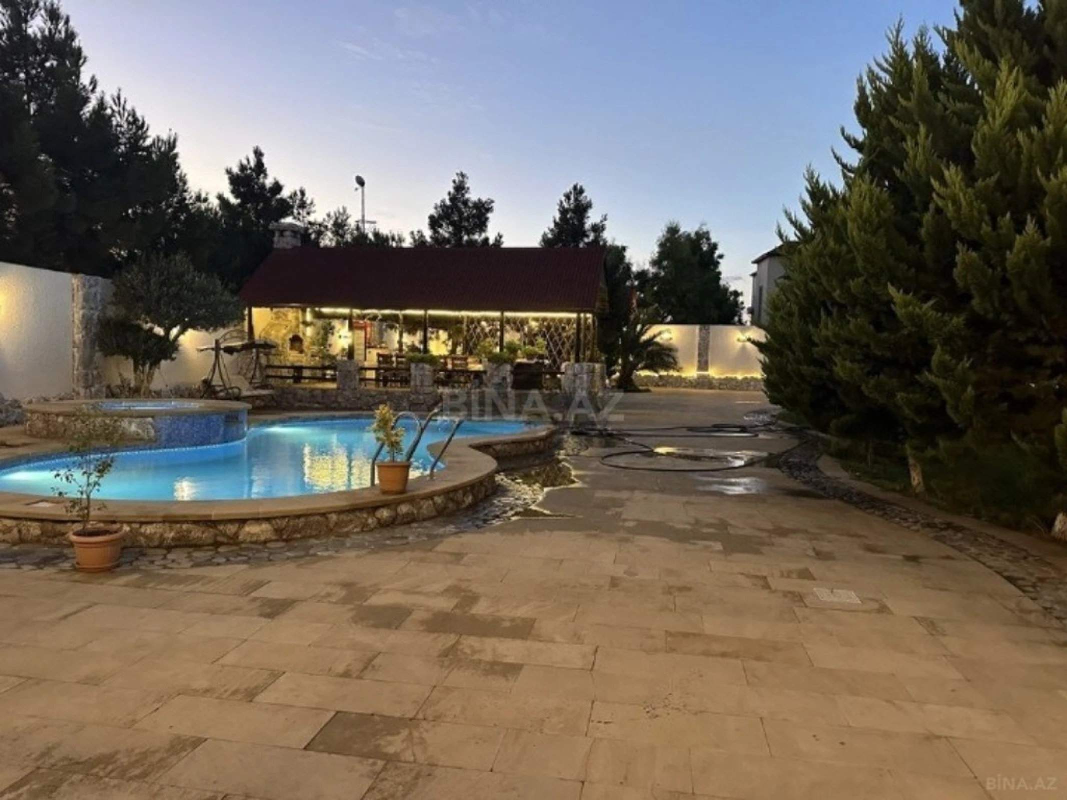 Satılır 7 otaqlı həyət evi 610 m²