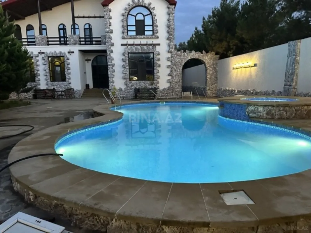 Satılır 7 otaqlı həyət evi 610 m²