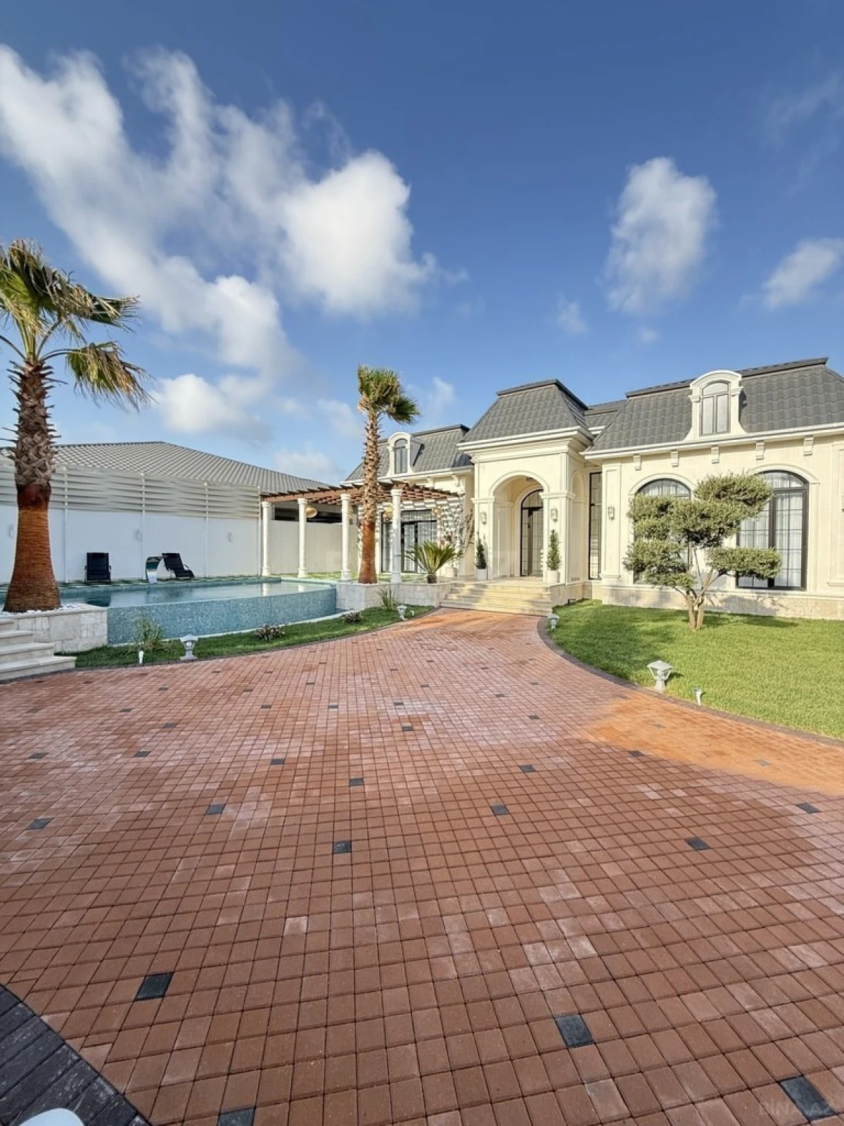 Satılır 4 otaqlı həyət evi 200 m²