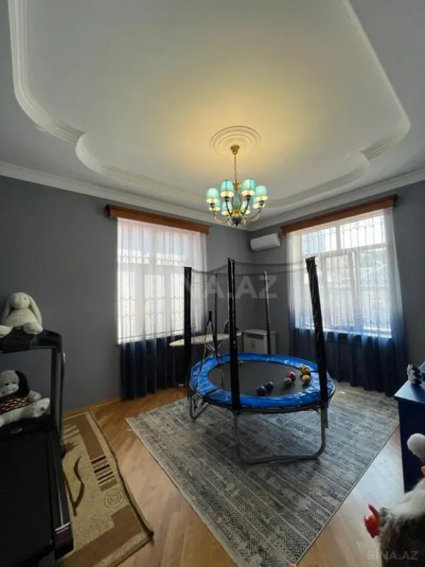 Satılır 8 otaqlı həyət evi 590 m²