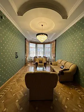 Satılır 8 otaqlı həyət evi 590 m²