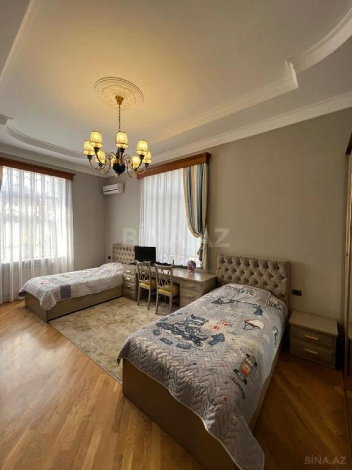 Satılır 8 otaqlı həyət evi 590 m²