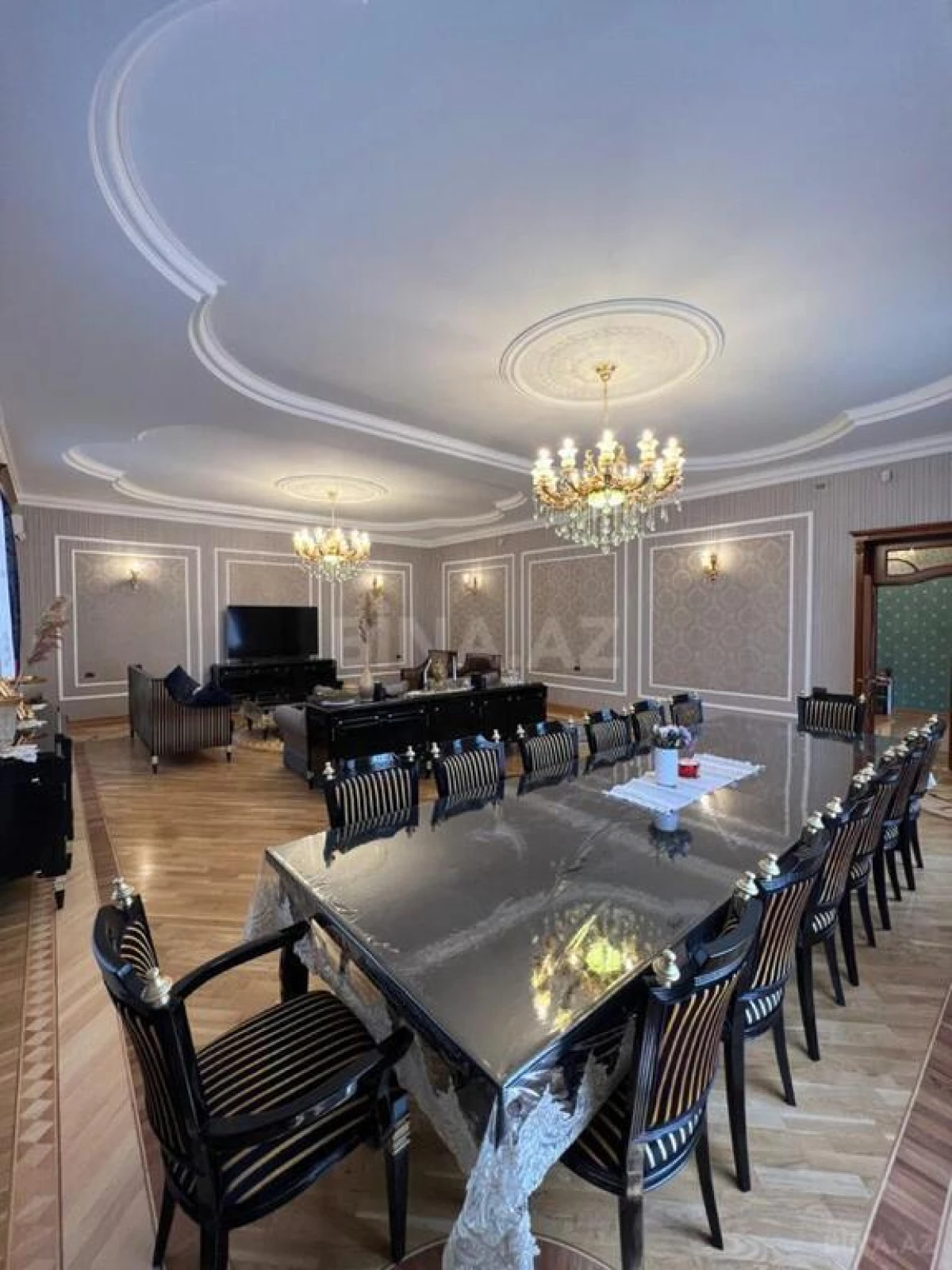 Satılır 8 otaqlı həyət evi 590 m²