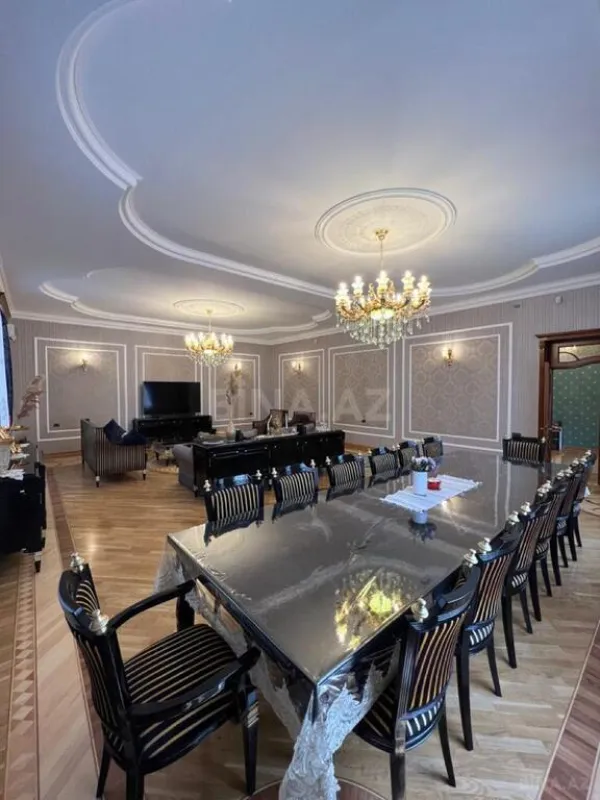 Satılır 8 otaqlı həyət evi 590 m²