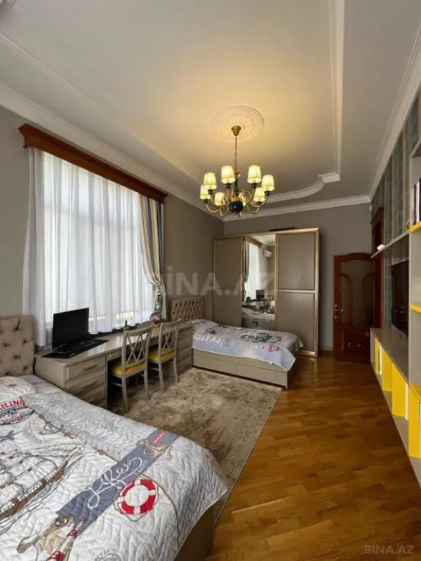 Satılır 8 otaqlı həyət evi 590 m²