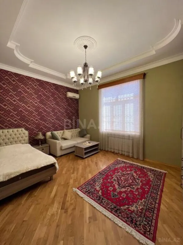 Satılır 8 otaqlı həyət evi 590 m²