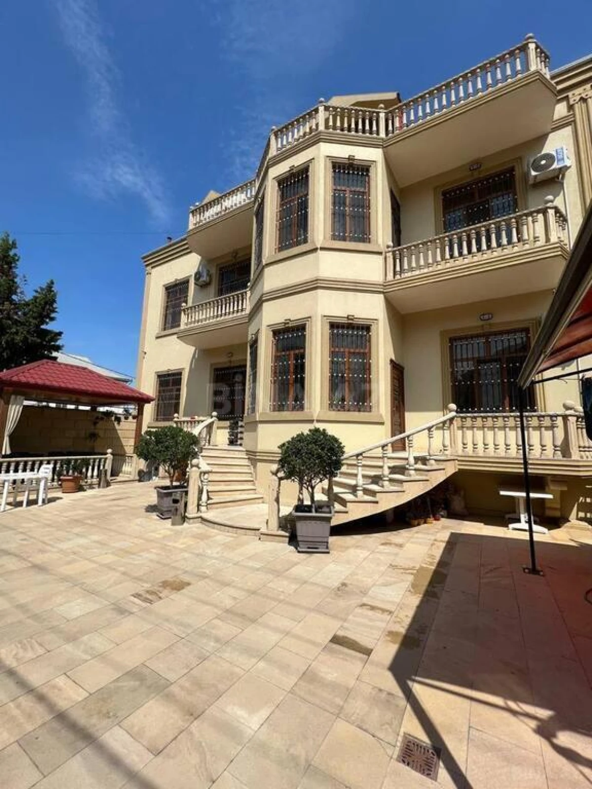Satılır 8 otaqlı həyət evi 590 m²