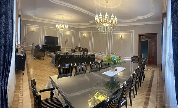 Satılır 8 otaqlı həyət evi 590 m²