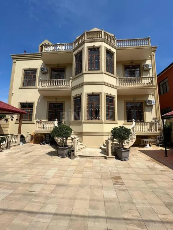 Satılır 8 otaqlı həyət evi 590 m²