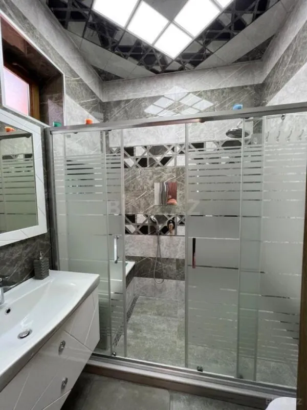 Satılır 8 otaqlı həyət evi 590 m²