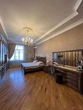 Satılır 8 otaqlı həyət evi 590 m²