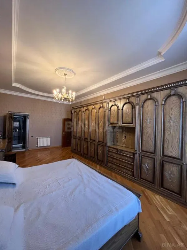 Satılır 8 otaqlı həyət evi 590 m²