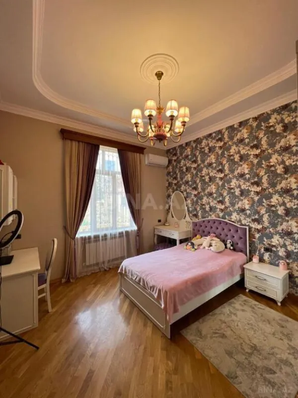 Satılır 8 otaqlı həyət evi 590 m²