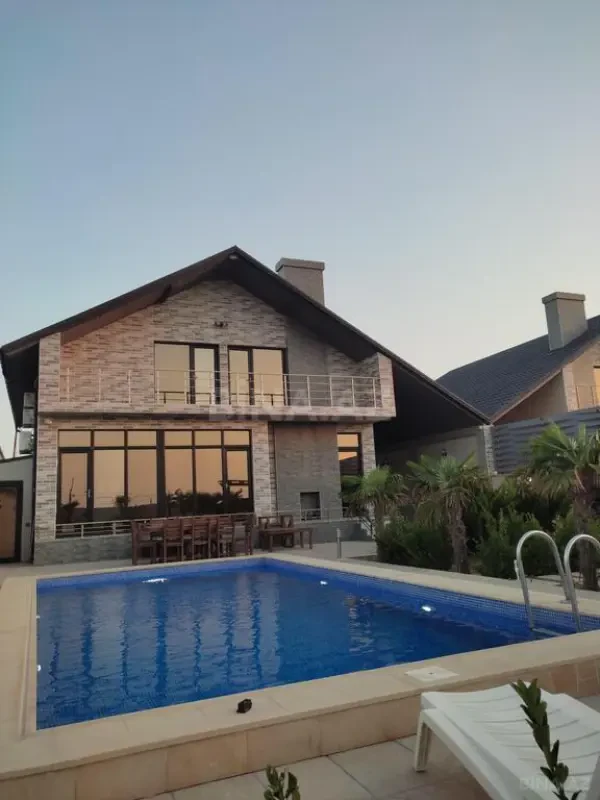 Kirayə verilir 5 otaqlı həyət evi 240 m²