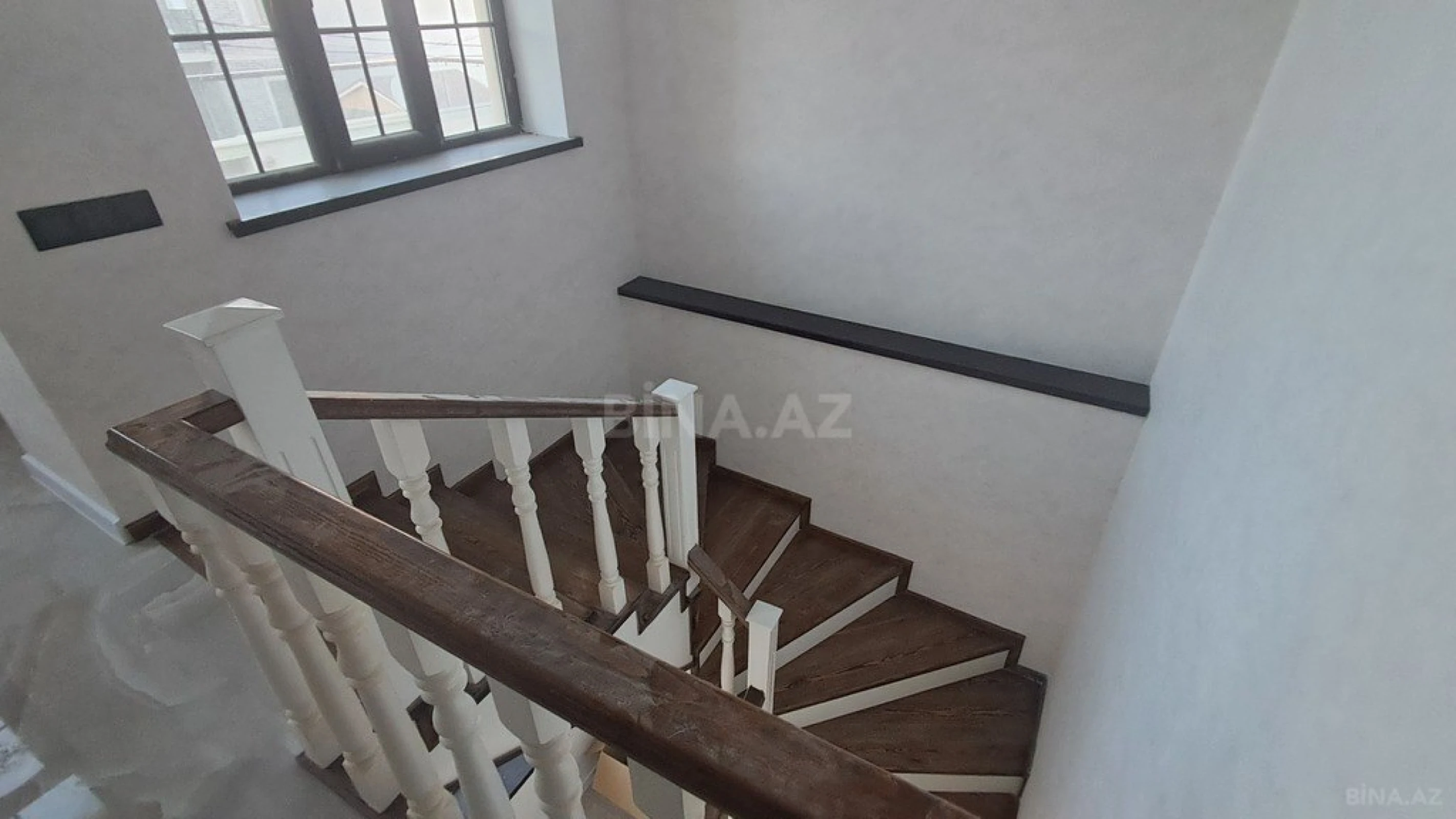 Satılır 5 otaqlı həyət evi 180 m²