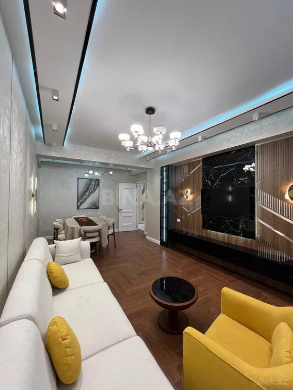 Satılır 3 otaqlı mənzil 137 m²