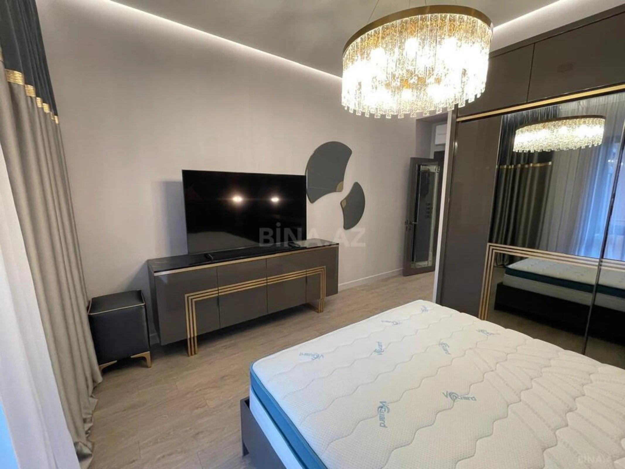 Satılır 4 otaqlı mənzil 210 m²