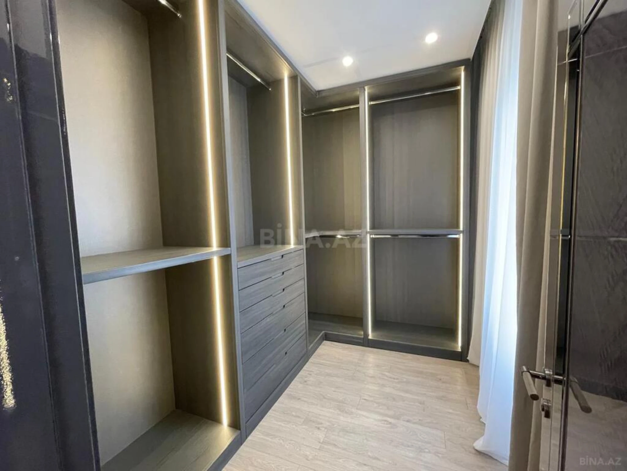 Satılır 4 otaqlı mənzil 210 m²